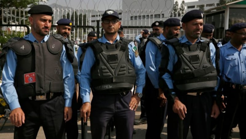 Polizisten stehen Wache, um die Sicherheit vor der Nationalversammlung in Islamabad zu gewährleisten. (Bild: The Associated Press)