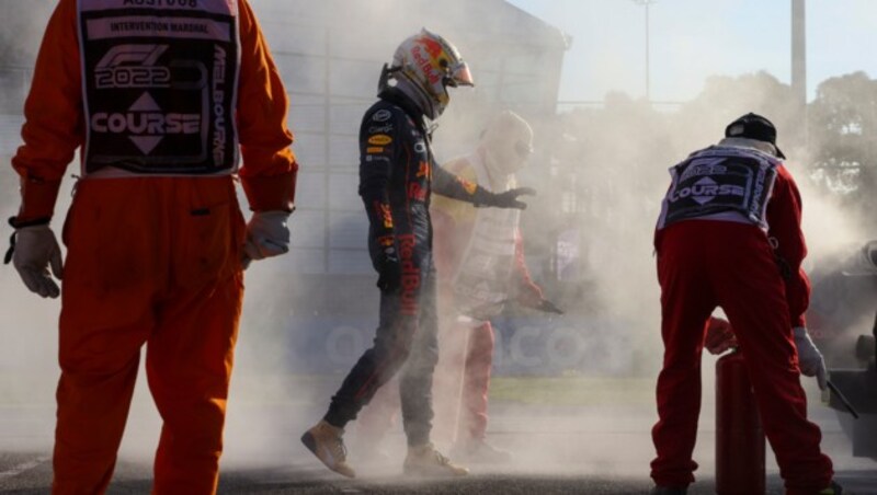 Red Bull driver Max Verstappen, centre, of the Netherlands watches as a track marshall extinguishes a fire after he withdrew from the Australian Formula One Grand Prix in Melbourne, Australia, Sunday, April 10, 2022. (AP Photo/Asanka Brendon Ratnayake) (Bild: Copyright 2022 The Associated Press. All rights reserved)