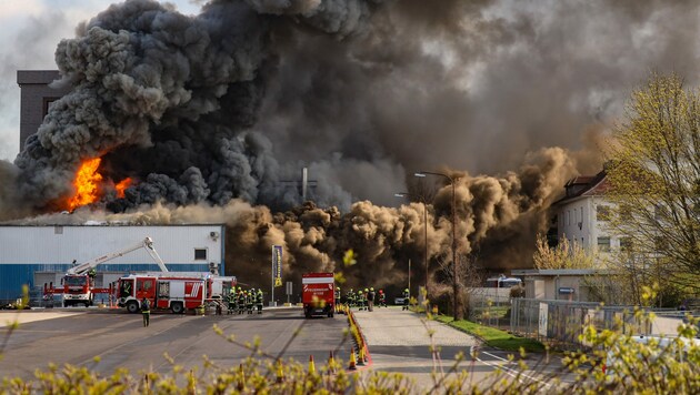 Die brennende Firma ist nur unweit einer Siedlung. (Bild: laumat.at/Matthias Lauber)