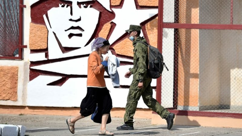 Ein Soldat in Tiraspol, der Hauptstadt der international nicht anerkannten und von Russland gestützten Republik Transnistrien (Bild: APA/AFP/Sergei GAPON)