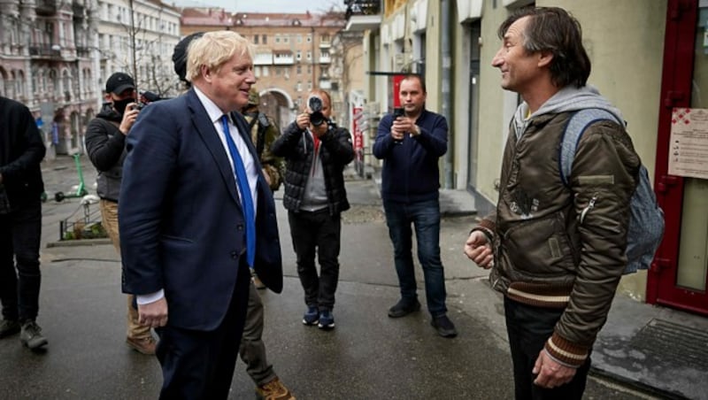 Premier Johnson begegnete während seines Spaziergangs durch Kiew auch einigen Passanten, mit denen er Smalltalk führte. „Sie haben einen bemerkenswerten Präsidenten“, teilte er diesem Mann mit. (Bild: AFP or licensors)