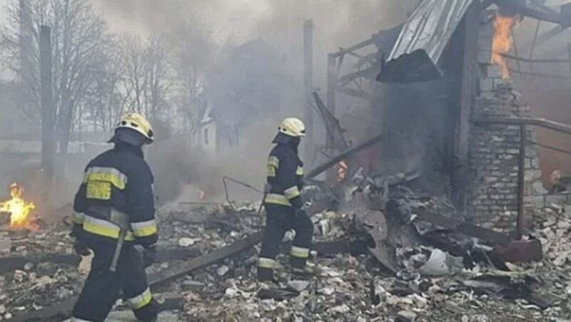 Der zerstörte Flughafen Dnipro (Bild: State Emergency Service of Ukraine/AFP)