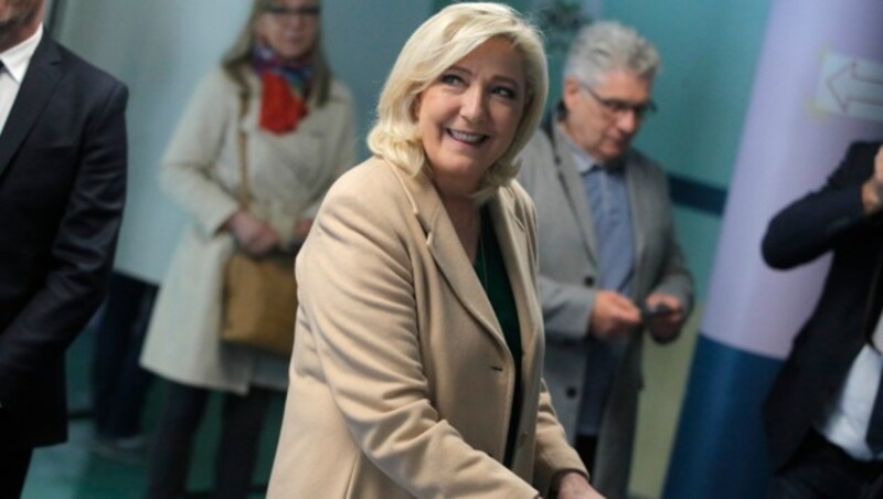 Marine Le Pen bei der Stimmabgabe am Sonntag in der nordfranzösischen Stadt Henin-Beaumont. (Bild: The Associated Press)
