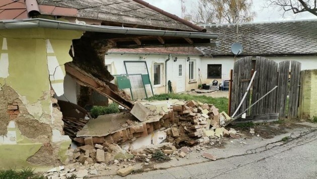Die Wassermassen beschädigten die Bausubstanz des Hauses erheblich, wenig später stürzten große Teile davon ein. (Bild: Freiwillige Feuerwehr Zistersdorf)