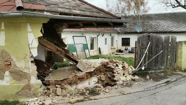 Die Wassermassen beschädigten die Bausubstanz des Hauses erheblich, wenig später stürzten große Teile davon ein. (Bild: Freiwillige Feuerwehr Zistersdorf)