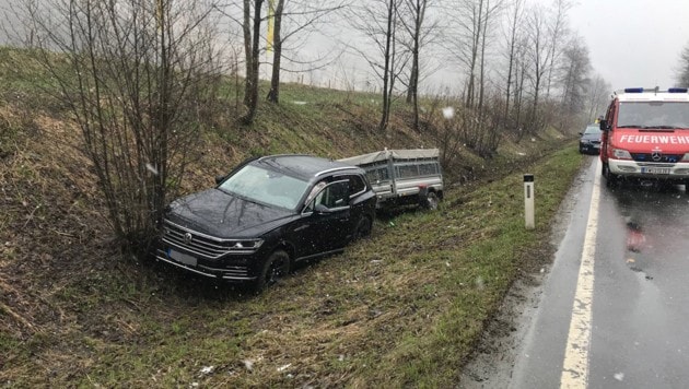 Auf Der B311 - Auto Rutschte Mit Anhänger In Straßengraben | Krone.at