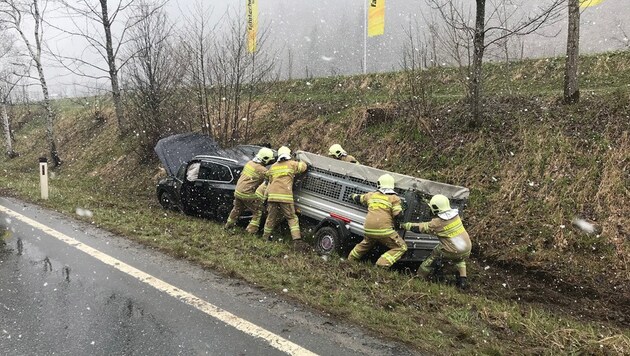 Die Feuerwehr Saalfelden wurde zu Aufräumarbeiten nach einem Verkehrsunfall auf der B311 in Hohlwegen alarmiert. (Bild: Feuerwehr Saalfelden)
