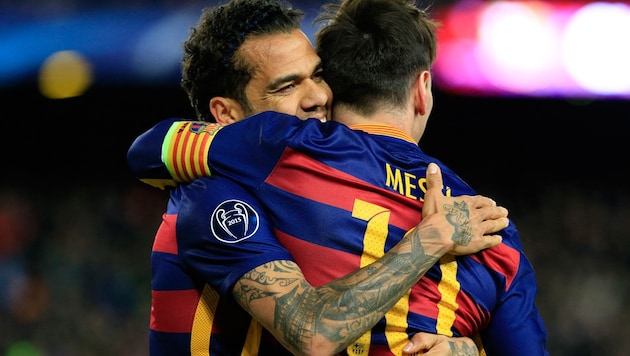 Dani Alves herzt Lionel Messi im Barca-Trikot - ein Bild aus dem Jahr 2015, das es womöglich bald wieder geben wird? (Bild: AFP PHOTO/ PAU BARRENA PAU BARRENA / AFP)