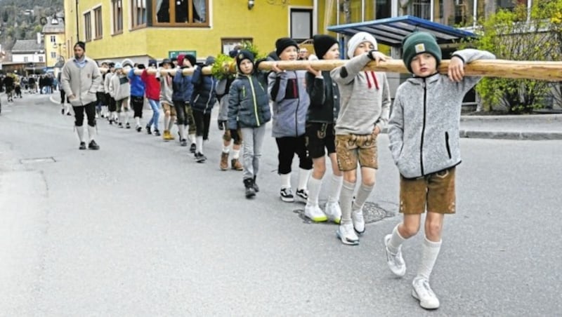 Die jungen Burschen tragen die Latte, der „Lattenchef“ die Verantwortung. (Bild: Hubert Daum)