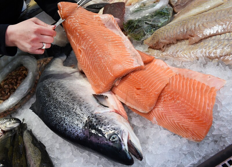 Am Karfreitag steht traditionell Fisch ganz oben auf dem Speiseplan. (Bild: APA/dpa/Holger Hollemann)