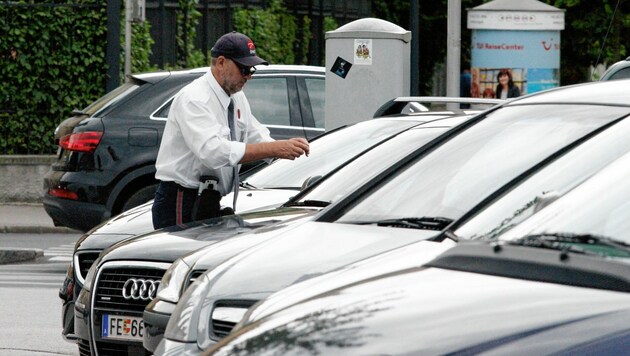 Ab Montag darf man in Klagenfurt nur noch 15 Minuten gratis parken - danach setzt´s Strafen! (Bild: Kronen Zeitung)