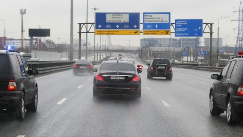 Das Auto des Bundeskanzlers im Konvoi auf der Fahrt vom Flughafen in das Stadtzentrum von Moskau (Bild: APA/BKA/DRAGAN TATIC)