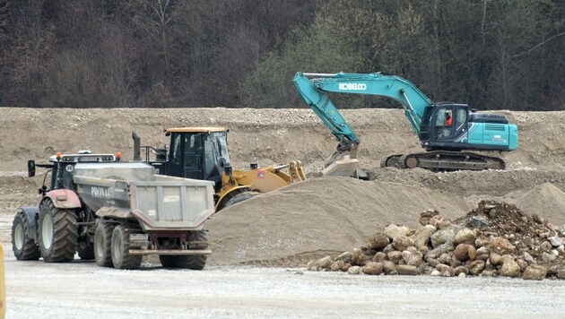 In Ohlsdorf wird gegraben und gegraben, usw. (Bild: Wolfgang Spitzbart)