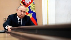 In Moskau bemüht man zunehmend Durchhalteparolen - doch die wirtschaftlichen Effekte nehmen noch weiter zu. (Bild: AP/Sputnik)