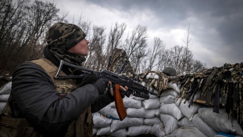 Der bange Blick nach oben - mit Drohnen sollen russische Truppen Chemiewaffen abgeworfen haben. (Bild: APA/AFP/FADEL SENNA)