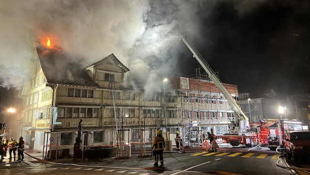Gegen 1 Uhr wurden die Rettungskräfte über den Großbrand im Dorfzentrum informiert. (Bild: Kapo St. Gallen)