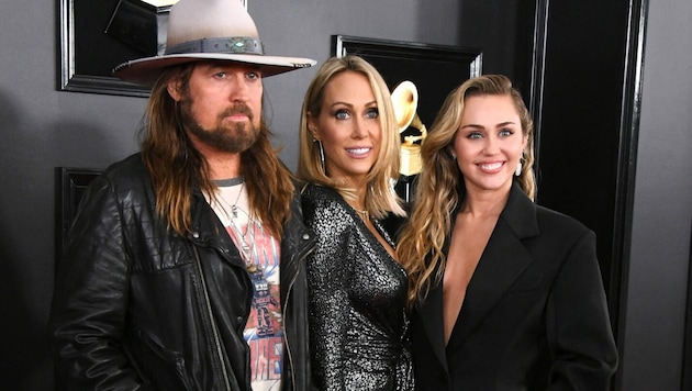 Miley Cyrus mit ihren Eltern Billy Ray und Tish Cyrus (Bild: 2019 Getty Images)