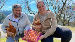 Martin und Kerstin Tschrepitsch betreuen ihre Legehennen. (Bild: Elisa Aschbacher)