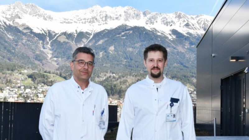 Studienleiter Alex Hofer, Direktor der Innsbrucker Univ.-Klinik für Psychiatrie I und Mark Spanner, Klinischer Psychologe und Mitarbeiter der neuen Resilienz-Studie. (Bild: MUI/Heidegger)