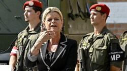 Verteidigungsministerin Klaudia Tanner versichert: Die Bundesheersoldaten bleiben in Mali. (Bild: APA/HANS PUNZ)