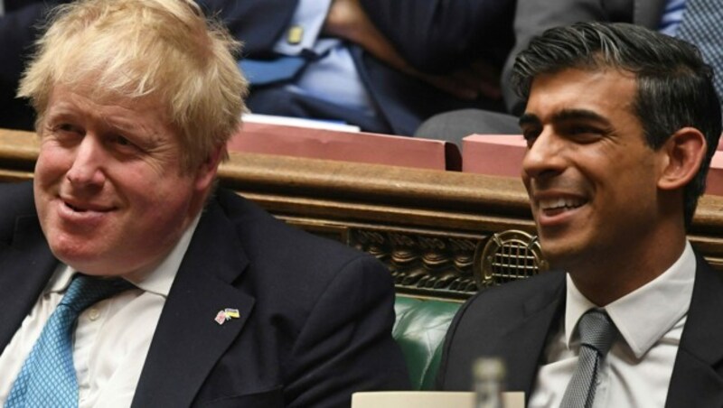 Johnson mit seinem Finanzminister Rishi Sunak (Bild: AFP)