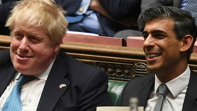von links: Der britische Premier Boris Johnson mit Finanzminister Rishi Sunak (Bild: AFP)
