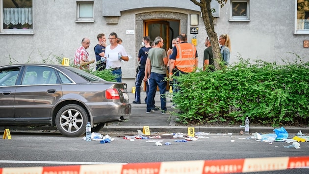 Spurensicherer und Ermittler nach dem Attentat in der Franckstraße (Bild: Alexander Schwarzl)