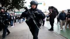 Die Polizei riegelte das Areal rund um die betroffene Station großräumig ab und suchte nach dem Täter. (Bild: APA/Getty Images via AFP/GETTY IMAGES/SPENCER PLATT)