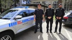 Polizei-Oberstleutnant Daniel Mallaun (links) mit Helfern vom Amt für Allgemeine Sicherheit (Bild: Birbaumer Christof)