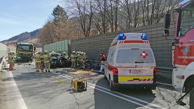 Im Einsatz standen die FF Schladming, Rotes Kreuz mit Notarzt, Polizei, Straßenmeisterei, Bestattung, Berge- und Abschleppunternehmen. (Bild: BFV Liezen)