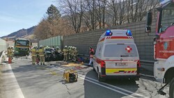 Im Einsatz standen die FF Schladming, Rotes Kreuz mit Notarzt, Polizei, Straßenmeisterei, Bestattung, Berge- und Abschleppunternehmen. (Bild: BFV Liezen)