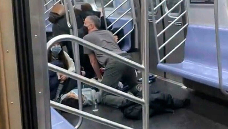 Ersthelfer versorgen einen Verletzten in der U-Bahn. (Bild: AP)