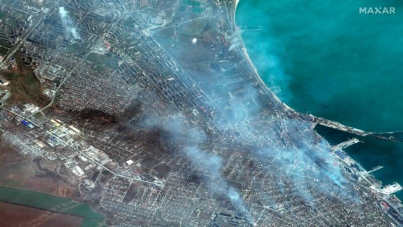 Satellitenbild aus Mariupol (Bild: AP/Satellite image ©2022 Maxar Technologies)