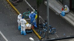 Schutzkleidung ist in Shanghai wieder überall zu sehen. (Bild: AFP)