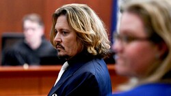 Johnny Depp traf sich erneut mit seiner Ex-Frau Amber Heard vor Gericht. (Bild: AP)