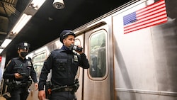 Die New Yorker Polizei sucht nun nach dem Verdächtigen. (Bild: 2022 Getty Images)