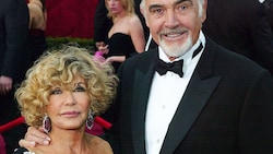 Sean Connery mit seiner Ehefrau Micheline Roquebrune bei den Oscars 2004 (Bild: 2004 Getty Images)