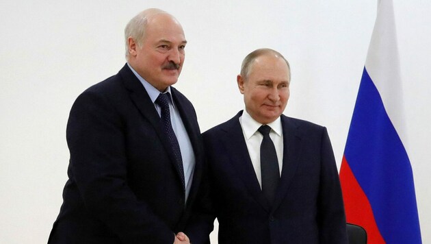von links: Der weißrussische Machthaber Alexander Lukaschenko und der russische Präsident Wladimir Putin (Archivbild) (Bild: AFP)