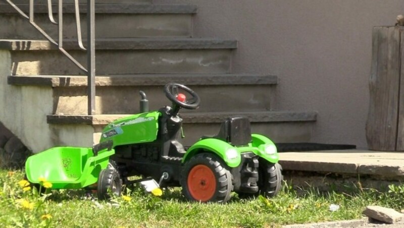 Kinderspielzeug vor dem Haus, in dem sich die Tragödie abgespielt hat. (Bild: Kronen Zeitung/Maurice Shourot)