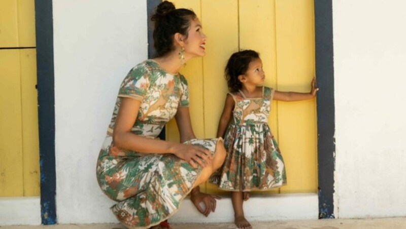 Mama und Mini-Me im sommerlichen Partnerlook? Das geht, dank der süßen Styles von Lena Hoschek. (Bild: Lena Hoschek/ Camila Othon)