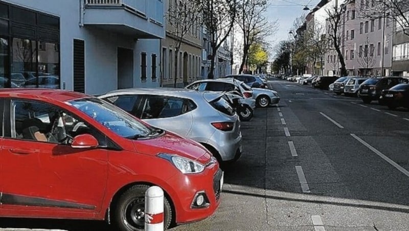 Eine Straße in Kaisermühlen und drei verschiedene Aufnahmen. Auf dem Bild der ÖVP waren die Parkplätze besetzt. (Bild: ÖVP Wien)