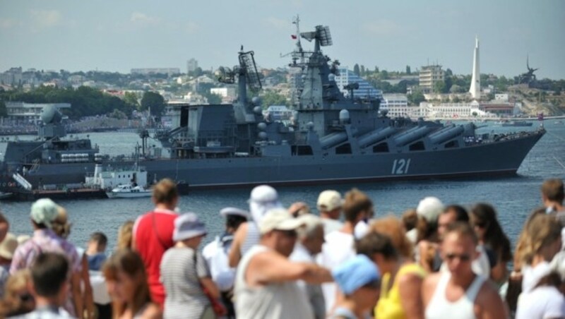 Die Moskwa bei einer Militärparade (Bild: AFP )