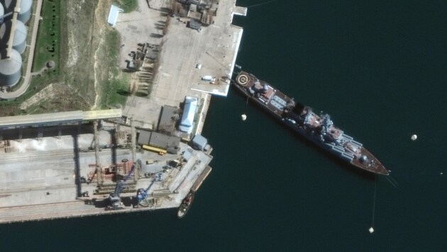 Das russische Kriegsschiff Moskwa von oben (Bild: Satellite image ©2022 Maxar Technologies)