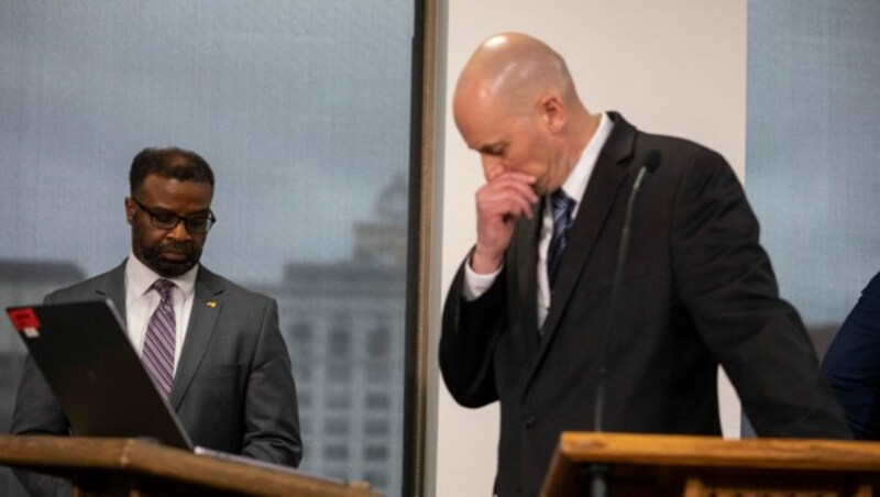 Ein Vertreter der Stadt und Polizeichef Eric Winstrom (re.) bei einer Pressekonferenz (Bild: 2022 Getty Images)