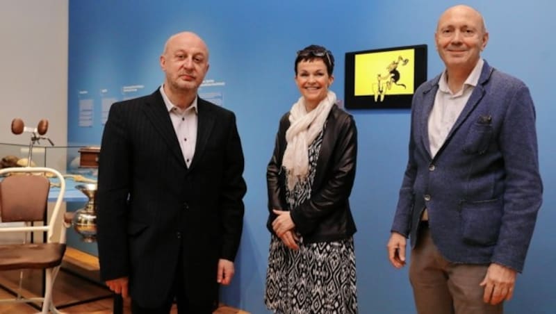 Die Kuratoren Katharina Krenn und Wolfgang Otte mit dem Medizinhistoriker Alfred Stefan Weiß (li.). (Bild: UMJ/J. J. Kucek)