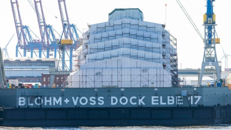 Die Superjacht Dilbar wurde in Hamburg für eine Aufrüstung eingerüstet und in Plastikfolie verpackt. (Bild: AFP)