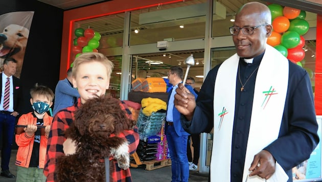 Pfarrer Dr. Charles Lwanga Mubiru segnete große und kleine Haustiere. (Bild: Rojsek-Wiedergut Uta)