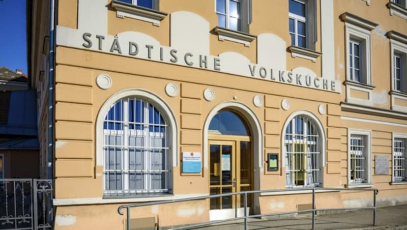 Frisch renoviert wurde die Städtische Volksküche Klagenfurt. 32.000 Essen werden dort pro Jahr ausgegeben. Nicht nur das günstige Essen, auch die Kommunikation sind in der Volksküche ein wichtiger sozialer Beitrag. (Bild: Thomas Hude Stadtkommunikation)