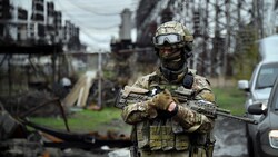 Ein russischer Soldat in Lugansk (Bild: AFP)