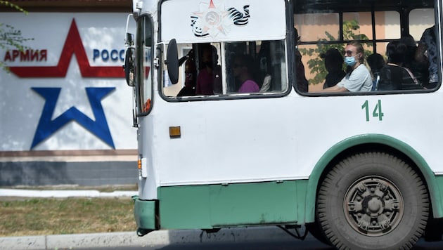 Ein Bus vor dem Hauptquartier der russischen Armee in der transnistrischen Hauptstadt Tiraspol (Bild: APA/AFP/Sergei Gapon)